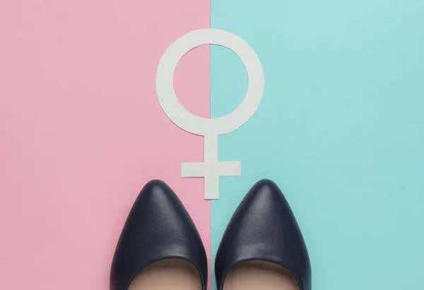 Feminisme Vrouwelijk Gendersymbool Hoge Hak Schoenen Roze Blauwe Pastel Achtergrond — Stockfoto