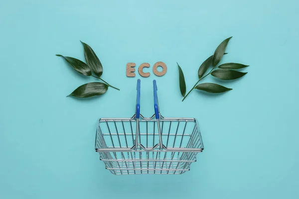 Eco Compras Conceito Minimalista Ecológico Cesta Compras Com Folhas Verdes — Fotografia de Stock