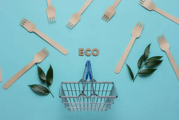 Öko Vegetarisches Einkaufen Einkaufskorb Holzgabeln Grüne Blätter Auf Blauem Pastellgrund — Stockfoto