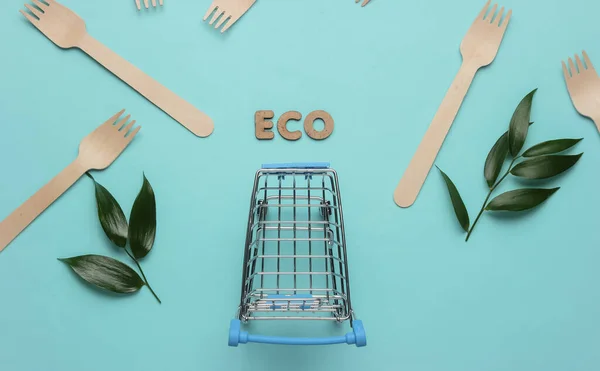 Öko Vegetarisches Einkaufen Einkaufswagen Holzgabeln Grüne Blätter Auf Blauem Pastellgrund — Stockfoto