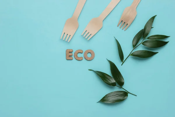 Concept Éco Alimentaire Fourchettes Bois Feuilles Vertes Sur Fond Bleu — Photo