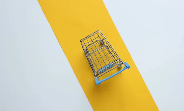 Concepto Compras Minimalista Carro Compra Sobre Fondo Blanco Amarillo — Foto de Stock