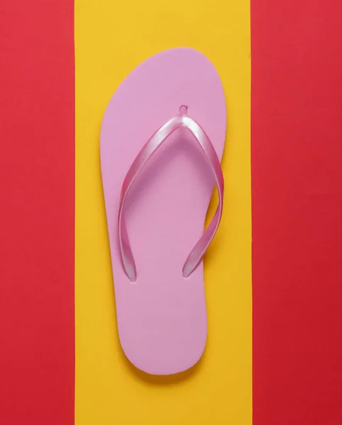 Pinkfarbene Flipflops Auf Gelb Rotem Hintergrund Ansicht Von Oben Minimalismus — Stockfoto