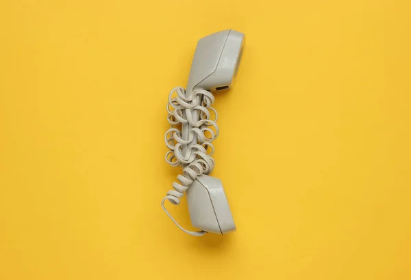 Kabel Zawinięty Słuchawkę Żółtym Papierowym Tle Minimalistyczna Koncepcja Biura Widok — Zdjęcie stockowe