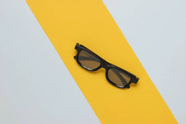 Sarı Beyaz Arka Planda Boyutlu Gözlük Üst Görünüm — Stok fotoğraf