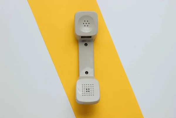 Auricular Sobre Fondo Papel Blanco Amarillo Concepto Oficina Minimalista Vista — Foto de Stock