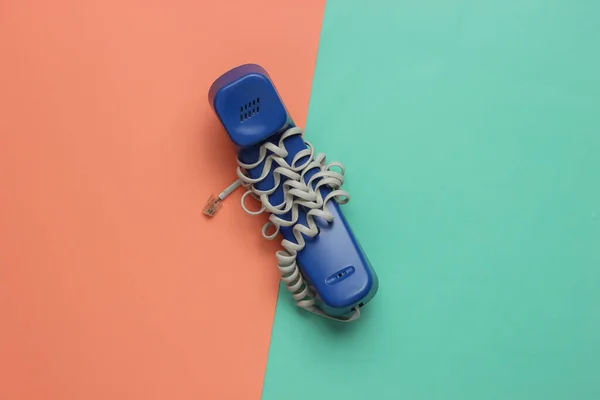 Cable Envuelto Teléfono Sobre Fondo Papel Rosa Azul Concepto Oficina — Foto de Stock