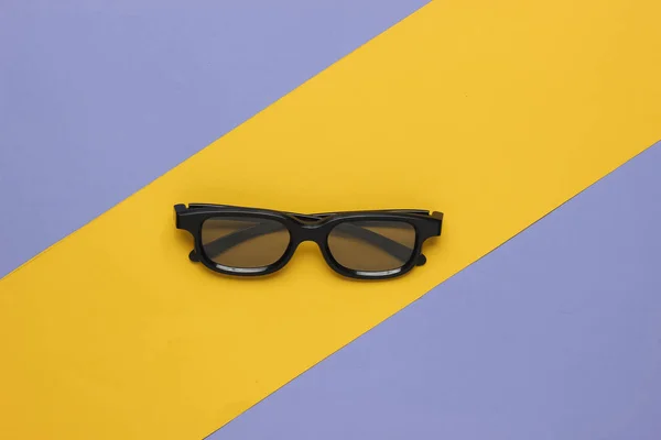 Sarı Mor Arka Planda Boyutlu Gözlükler Üst Görünüm — Stok fotoğraf