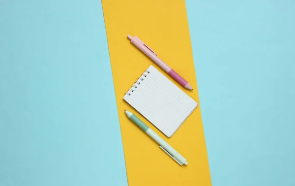 Pennen Met Notebook Close Blauw Gele Achtergrond Pastel Kleur Trend — Stockfoto