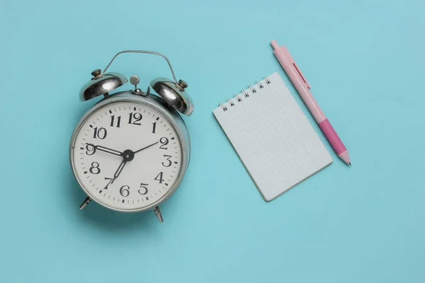 Relógio Despertador Caneta Rosa Com Notebook Close Fundo Azul Tendência — Fotografia de Stock