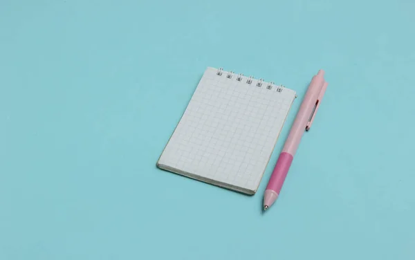 펜으로 공책을 클로즈업 파스텔 빛깔의 — 스톡 사진