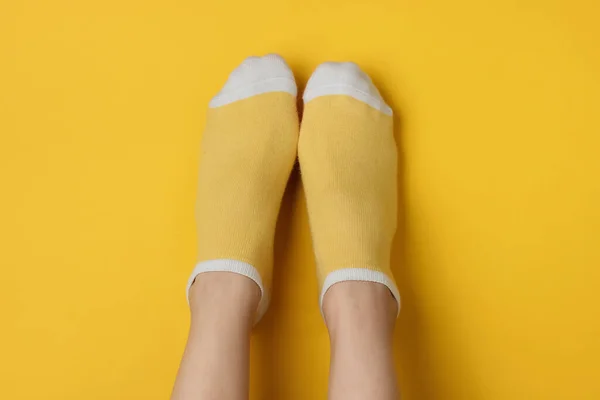 Pernas Femininas Com Meias Amarelas Fundo Estúdio Amarelo Conceito Moda — Fotografia de Stock