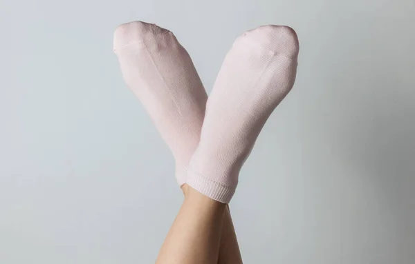 Frauenfuß Mit Rosa Socken Auf Weißem Hintergrund Ansicht Von Oben — Stockfoto