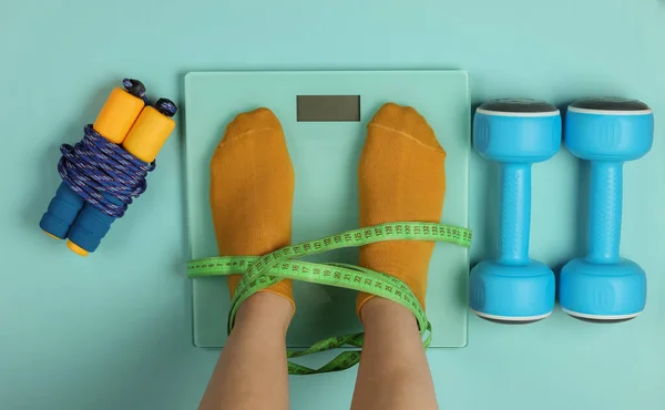 Фітнес Концепція Схуднення Жінка Вимірює Свою Вагу Стоячи Ногами Шкарпетках — стокове фото
