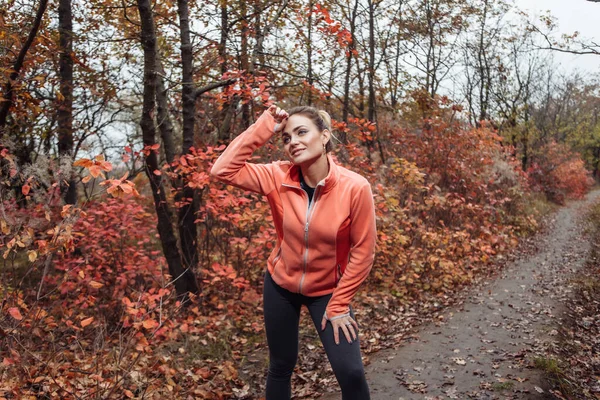 Zmęczona Kobieta Sportu Odzieży Sportowej Jesiennym Lesie Bieganie Ścieżką Czerwonymi — Zdjęcie stockowe