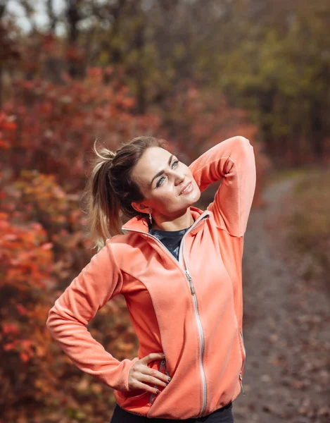 Obraz Młodej Kobiety Odzieży Sportowej Jesiennym Lesie Zaczerwienionymi Liśćmi Drzewach — Zdjęcie stockowe