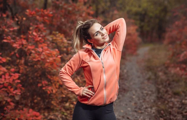 Afbeelding Van Een Jonge Fitte Vrouw Sportkleding Het Herfstbos Met — Stockfoto