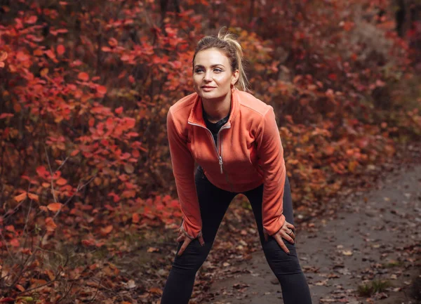 Zmęczona Kobieta Sportu Odzieży Sportowej Jesiennym Lesie Bieganie Ścieżką Czerwonymi — Zdjęcie stockowe