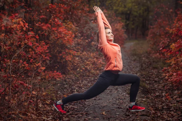 Młoda Szczupła Kobieta Odzieży Sportowej Ćwicząca Jogę Asana Jesiennym Lesie — Zdjęcie stockowe