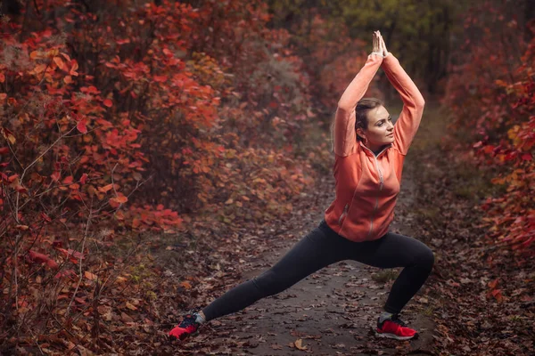 Młoda Szczupła Kobieta Odzieży Sportowej Ćwicząca Jogę Asana Jesiennym Lesie — Zdjęcie stockowe
