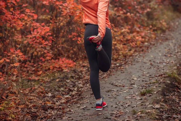 Jonge Aantrekkelijke Sportvrouw Sportkleding Doet Stretching Been Herfst Bos Met — Stockfoto