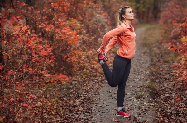 Jonge Aantrekkelijke Sportvrouw Sportkleding Doet Stretching Been Herfst Bos Met — Stockfoto