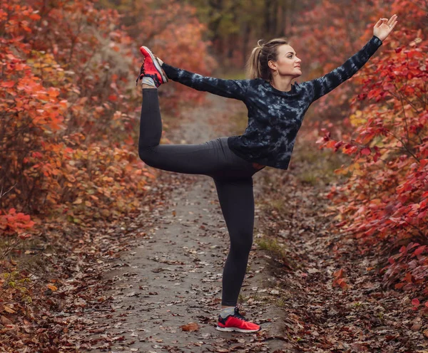 Młoda Szczupła Kobieta Odzieży Sportowej Ćwicząca Jogę Asana Jesiennym Lesie — Zdjęcie stockowe