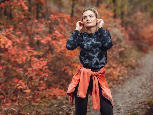 Młoda Kobieta Odzieży Sportowej Słuchająca Muzyki Słuchawkami Leśnej Ścieżce Czerwonymi — Zdjęcie stockowe