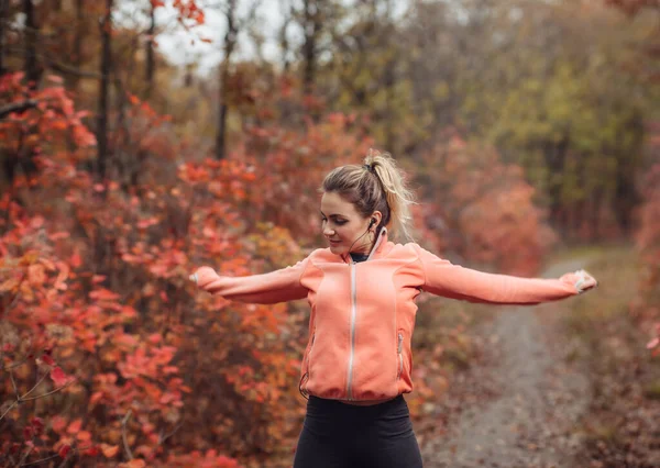 Jonge Aantrekkelijke Sportvrouw Sportkleding Doen Stretching Oefening Voor Hand Herfst — Stockfoto