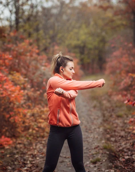Jonge Aantrekkelijke Sportvrouw Sportkleding Doen Stretching Oefening Voor Hand Herfst — Stockfoto
