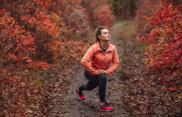 Jonge Aantrekkelijke Sportvrouw Sportkleding Doen Stretching Oefening Het Najaar Bos — Stockfoto