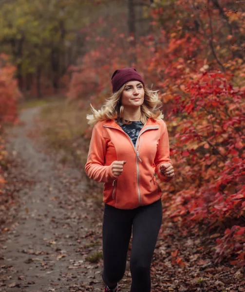 Bieganie Przez Jesienny Las Młoda Kobieta Odzieży Sportowej Biegnie Leśną — Zdjęcie stockowe