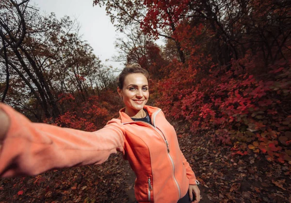 Selfie Portret Młodej Wesołej Kobiety Odzieży Sportowej Zaczerwienionym Jesiennym Lesie — Zdjęcie stockowe
