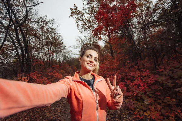 Selfie Portret Młodej Wesołej Kobiety Odzieży Sportowej Zaczerwienionym Jesiennym Lesie — Zdjęcie stockowe
