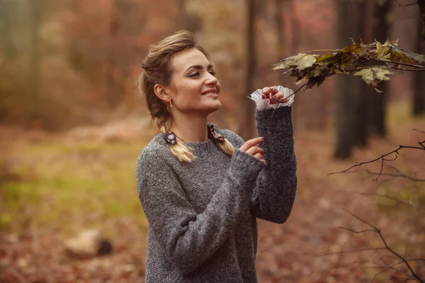 Attractive Woman Braided Pigtails Holds Fallen Leaves Her Hands Autumn — Stock Photo, Image