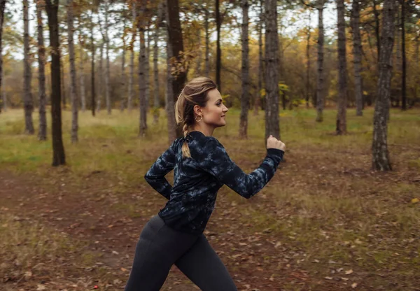 Bieganie Jesiennym Lesie Młoda Kobieta Odzieży Sportowej Biegnie Leśną Ścieżką — Zdjęcie stockowe