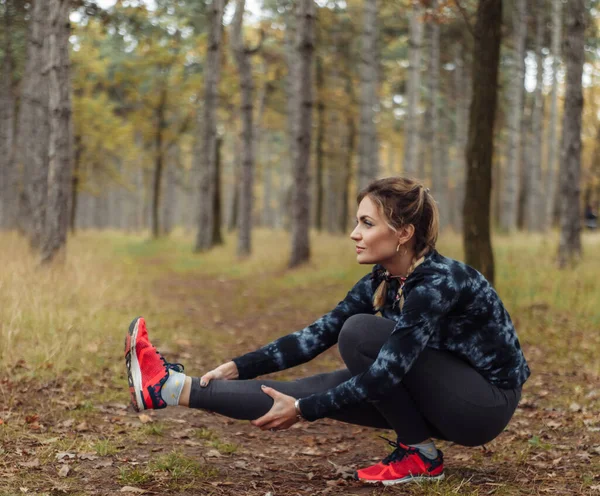 Młoda Sportowiec Odzieży Sportowej Robi Przysiady Jednej Nodze Jesiennym Lesie — Zdjęcie stockowe