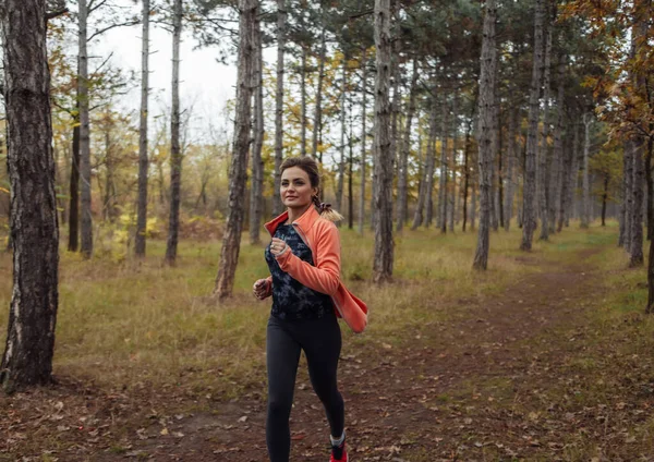 Έκανα Τζόγκινγκ Στο Φθινόπωρο Νεαρή Γυμνασμένη Γυναίκα Αθλητικά Τρέχει Δασικό — Φωτογραφία Αρχείου
