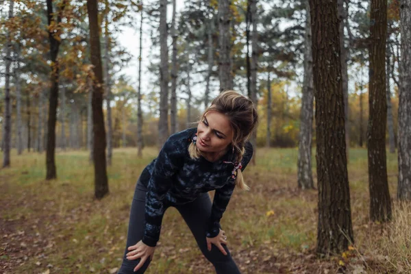 Κουρασμένος Αθλητισμός Ταιριάζει Γυναίκα Κοτσίδες Ανάπαυσης Μετά Τρέξιμο Στο Δάσος — Φωτογραφία Αρχείου