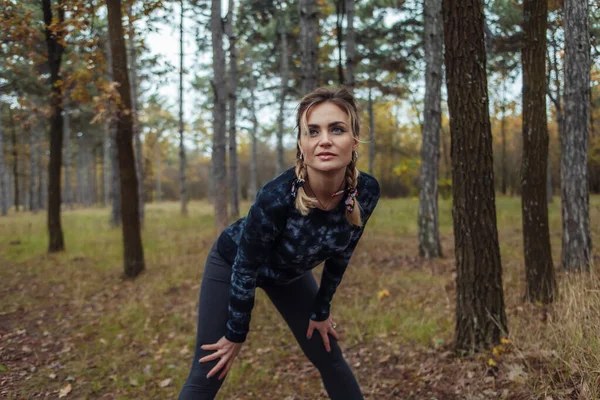 Κουρασμένος Αθλητισμός Ταιριάζει Γυναίκα Κοτσίδες Ανάπαυσης Μετά Τρέξιμο Στο Δάσος — Φωτογραφία Αρχείου