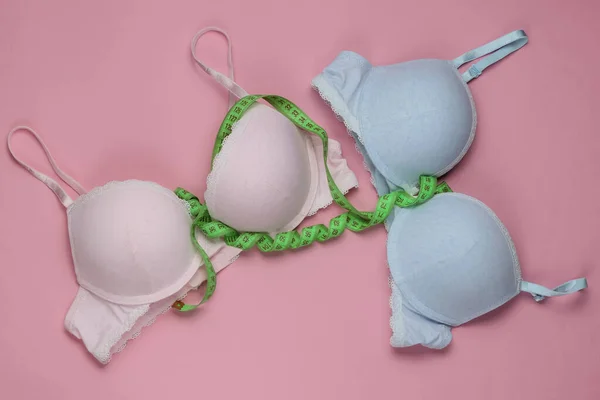 Due Donne Srylish Biancheria Intima Reggiseno Metro Nastro Sfondo Rosa — Foto Stock