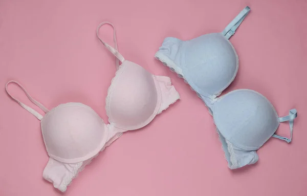 Due Reggiseno Elegante Uno Sfondo Rosa Pastello Vista Dall Alto — Foto Stock