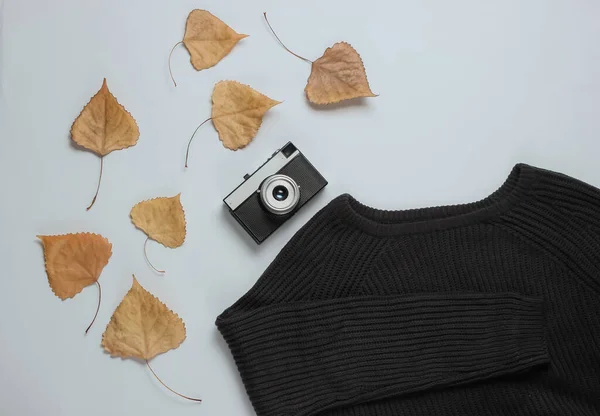 Czarny Sweter Kamerą Retro Opadające Liście Białym Tle Jesienią Widok — Zdjęcie stockowe