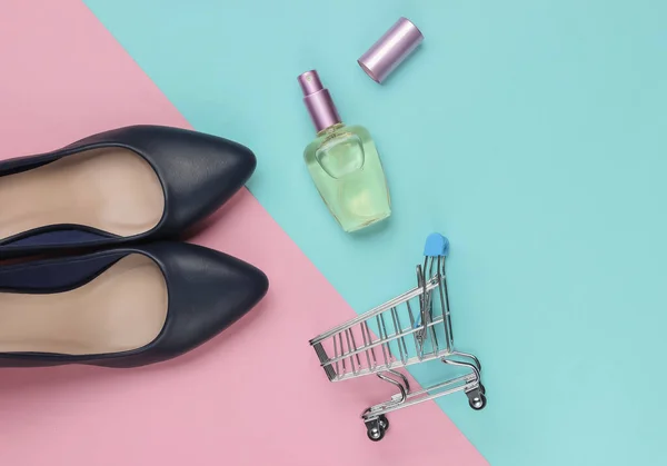 Shopping Concept High Heeled Shoes Shopping Trolley Perfume Bottle Pink — Stock Photo, Image