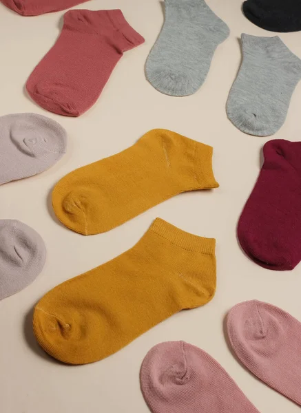 Birçok renkli çorabın arka planı.