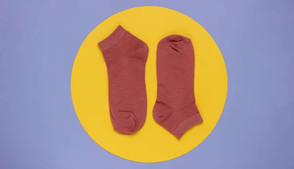 Rote Socken Auf Lila Hintergrund Mit Einem Gelben Kreis Der — Stockfoto