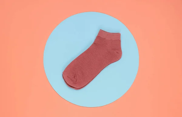 Rosa Socken Auf Rosa Hintergrund Mit Blauem Kreis Der Mitte — Stockfoto