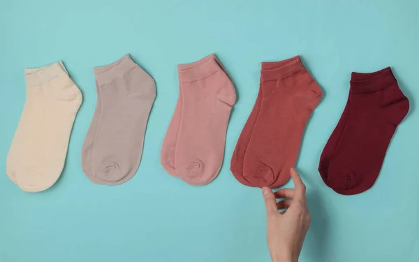 Main Féminine Fait Choix Une Paire Chaussettes Couleur Décontractée Sur — Photo
