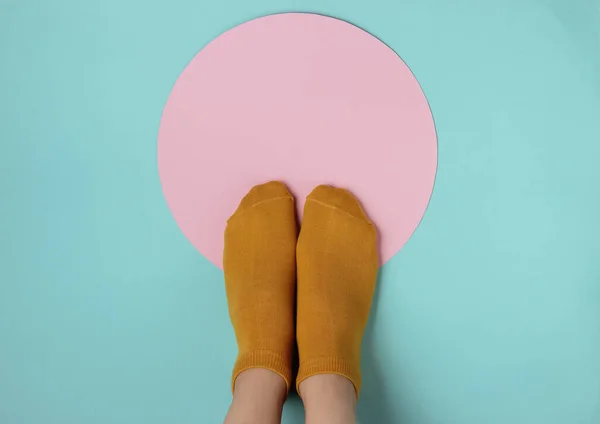 Patas Delgadas Femeninas Calcetines Naranjas Sobre Fondo Azul Con Círculo — Foto de Stock