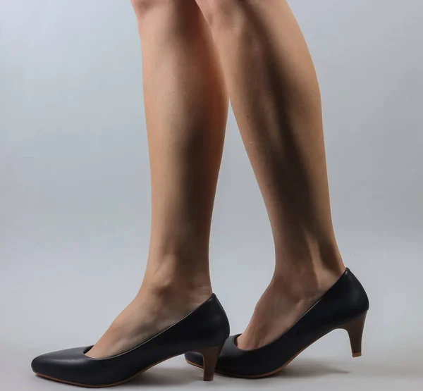 Patas Femeninas Delgadas Con Zapatos Clásicos Tacón Alto Sobre Fondo —  Fotos de Stock